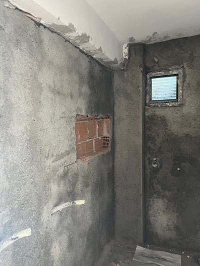 Kaba sıva çekildi. Sol duvarda dikdörtgen bir alan sıvasız bırakıldı.