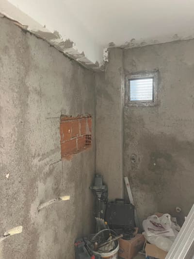 İki gün sonra aynı köşe: sıvasız alan hâlâ duruyor.