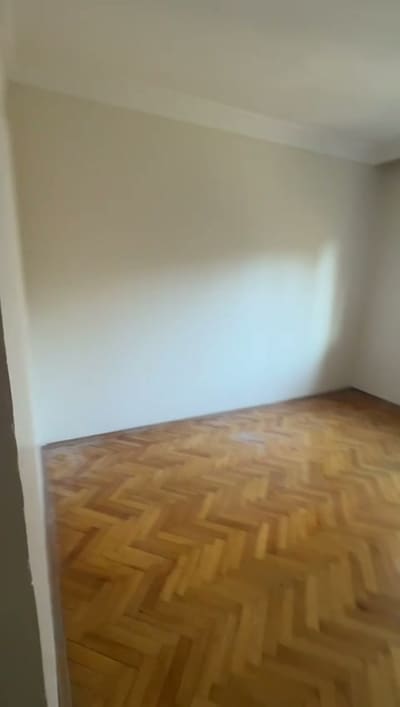 Balıksırtı parke; cilası sararmış. Bütün odalarda aynı döşeme.