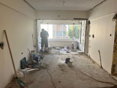 İki gün sonra o duvar tümüyle kalktı. Balkonun katlanır cam sistemi artık doğrudan salondan görünüyor; üstteki lento açıkta.
