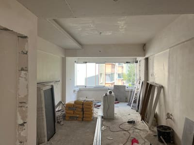 Alçıpan asma tavan kuruldu — vida sıraları ve derz bandı görünüyor. Tavan balkon üzerinden kesintisiz devam ediyor.
