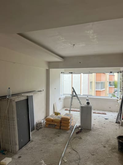 Asma tavan satenlendi. Balkon artık salonun bir parçası; katlanır cam mekânın dış sınırı.